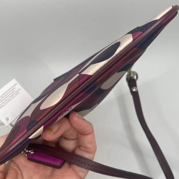 NWT Coach Parker Bordeaux multi op art wristlet - Picture 4 of 8